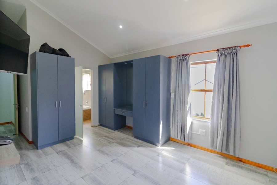 4 Bedroom Property for Sale in Sandbaai Western Cape